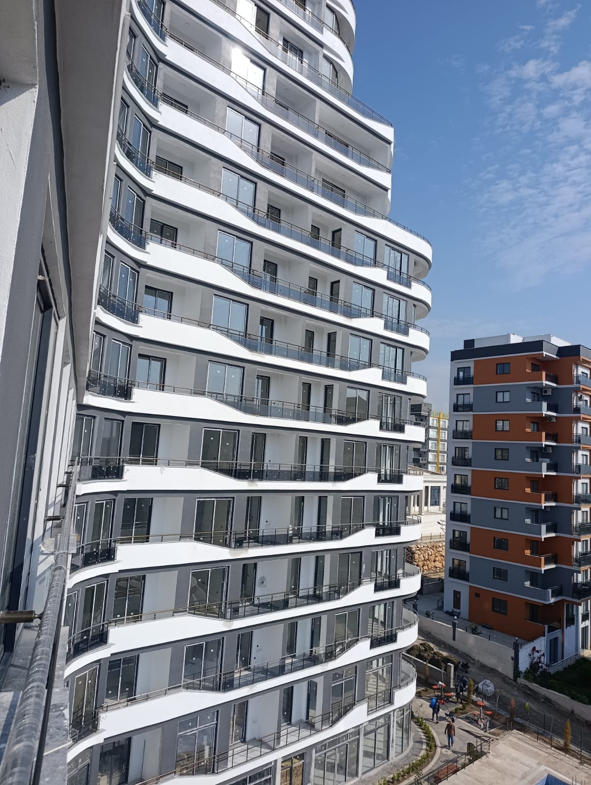 Çok Katlı Bina Balkon Korkuluk ve Silikon Cephe